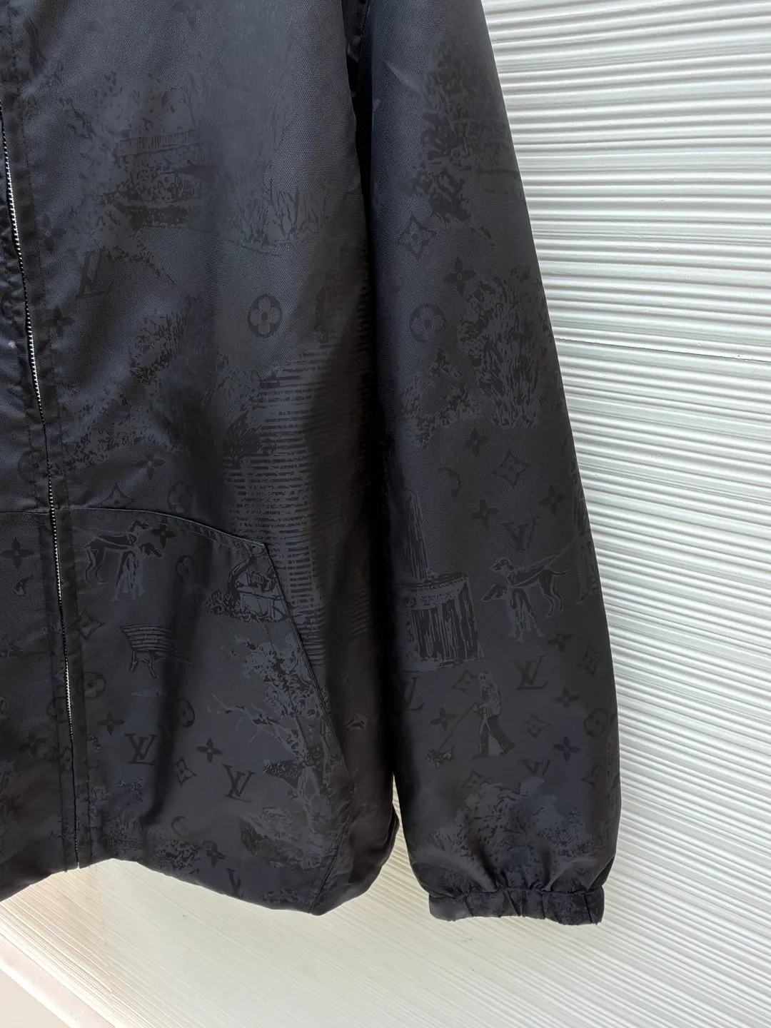 LOUISVUITTON Dog walking dark pattern jacquard jacket ●Authentic product: purchased and developed for 24600 ●Item number: 1680084-B50 ●Fabric: Oxford jacquard fabric ●Technology: jacquard production ●Version: fitted version ●Weight: about 465 grams ●Size: 44-46-48-50 ●Description: Made of 50D nylon Oxford jacquard fabric, the yarn is made of triangular light filament, the Y version is purchased to scan the pattern, and an 85CM large full-width circular pattern is made. The high-speed rapier machine is used to weave the gray fabric, and the front panel + pocket are cut by hand with 2+2 restored flowers. The back panel is cut with positioning flowers, and the large pattern cycle leads to increased fabric consumption. 5# platinum Swiss tooth open tail zipper + hollow letter puller, sheepskin material oil-edged double-hole anti-slip buckle, pig nose button + eyelets + cylinder are made of white copper, barrel-plated brushed pattern light antique silver. The overall wiring is straight and delicate, the fabric is comfortable and soft, and the color is consistent without color difference. It can be matched with the same style to create a fashionable look and control various occasions. Customized accessories, complete with three standards, same style for men and women!